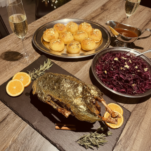 Goldene Gans in Blattgold mit Kartoffelklößen, Rotkohl und Bratensauce – festliches Weihnachtsmenü von Ententaxi